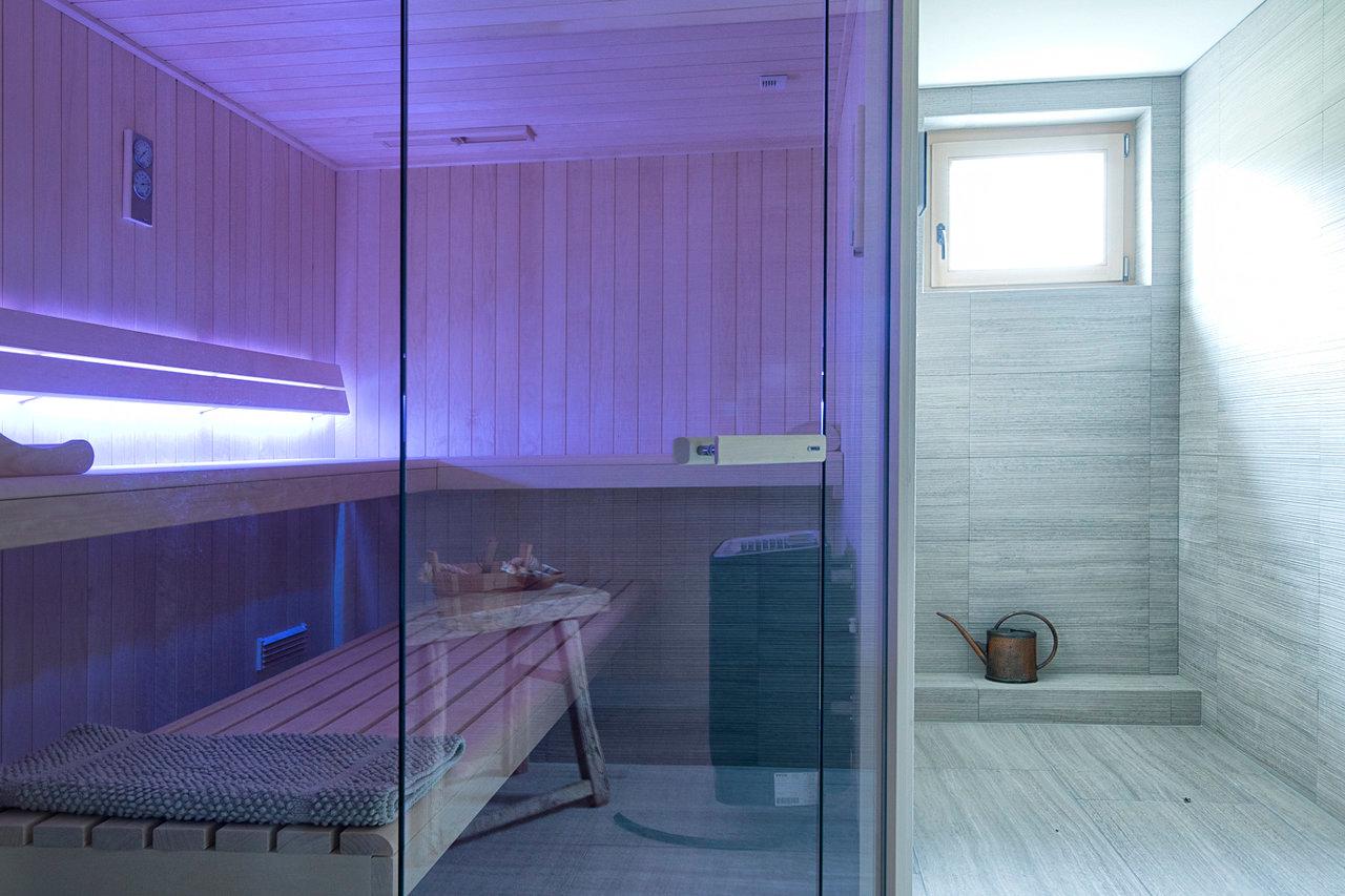 Super sauna with walk-in shower in Chalet Leugisland in Klosters