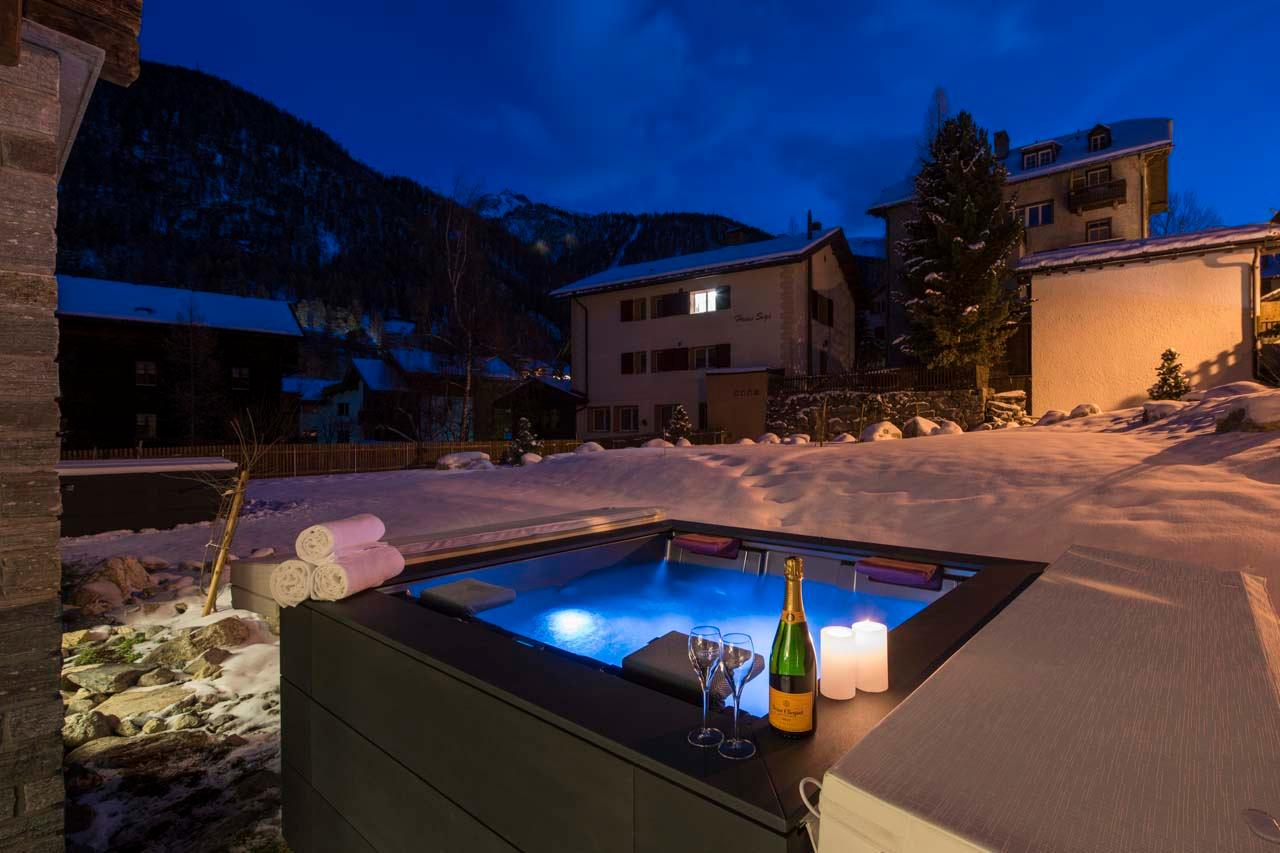 Outdoor hot tub at Christiania 1 Apartment in Zermatt
